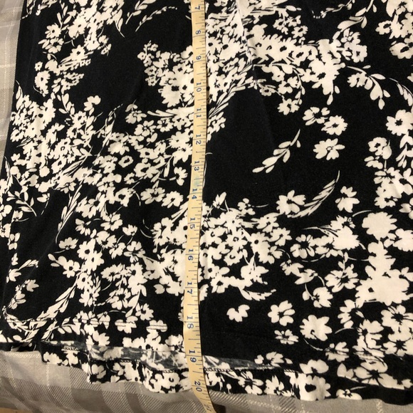 Beautiful black and white top 🌷 - Picture 5 of 5